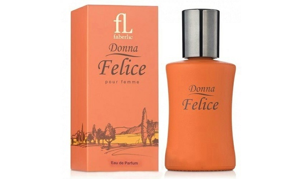 Много флаконов духов. I parfum. I parfum. Парфюм 01. I parfum.