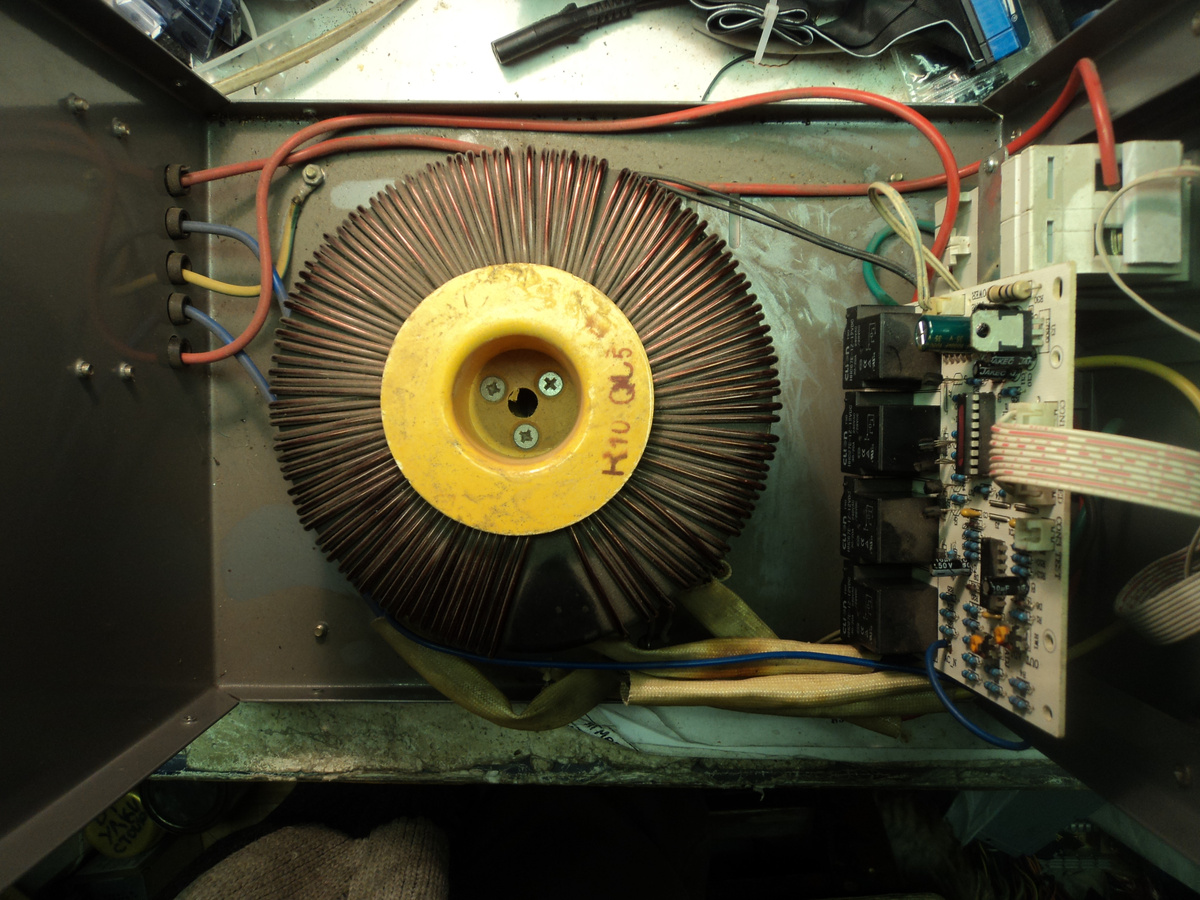 Вид сверху на внутренности стабилизатора. Фото автора.