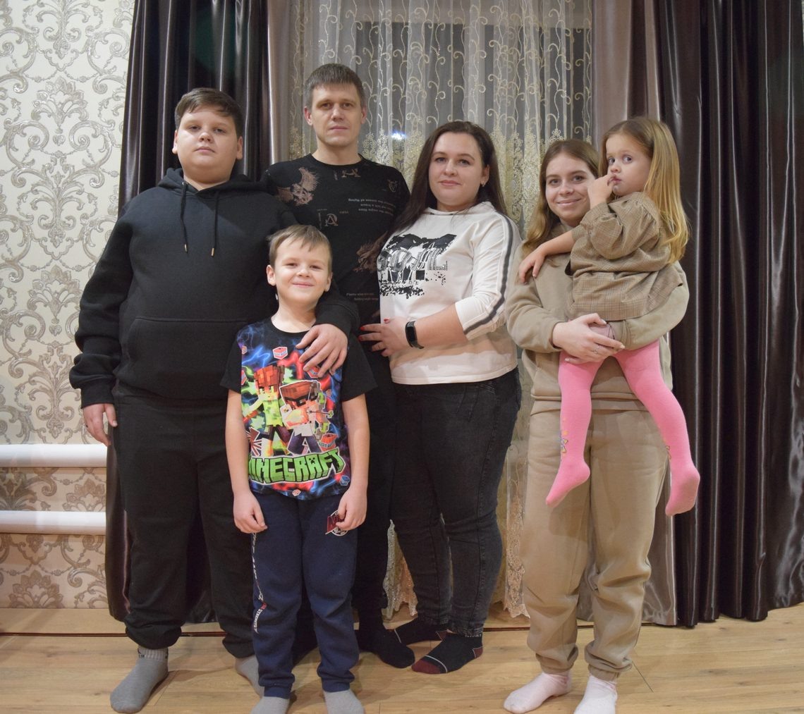 Супруги Анастасия и Сергей Максимовы (в центре фото) и сами работают не покладая рук, и детей в труде воспитывают.