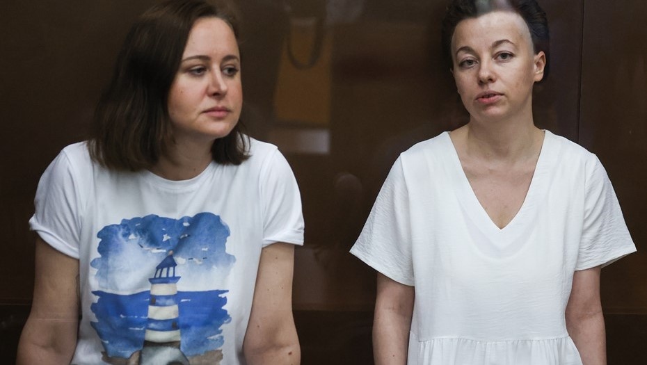    Драматург Светлана Петрийчук и режиссёр Евгения Беркович (обе внесены в перечень террористов и экстремистов Росфинмониторинга) в суде. Автор фото: Станислав Красильников/ТАСС