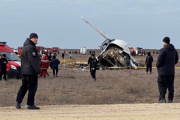    Обломки пассажирского самолета Azerbaijan Airlines, выполнявшего рейс Баку — Грозный. Фото: Иса Таженбаев / ТАСС
