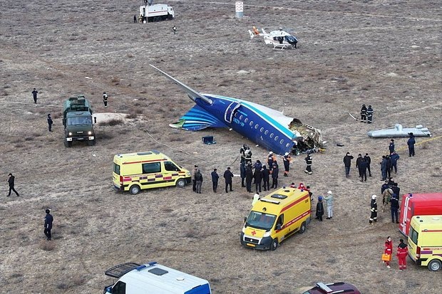    Кадры с дрона с места крушения самолета под Актау. Фото: Azamat Sarsenbayev / Reuters