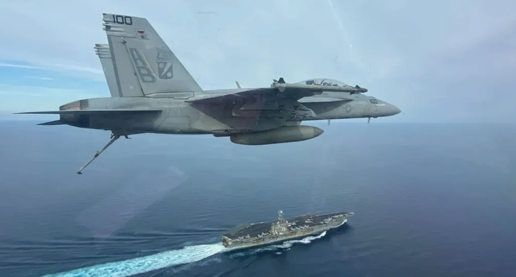 Ф-18 из авиакрыла  USS Harry S. Truman и сам корабль. Фото ВМС США