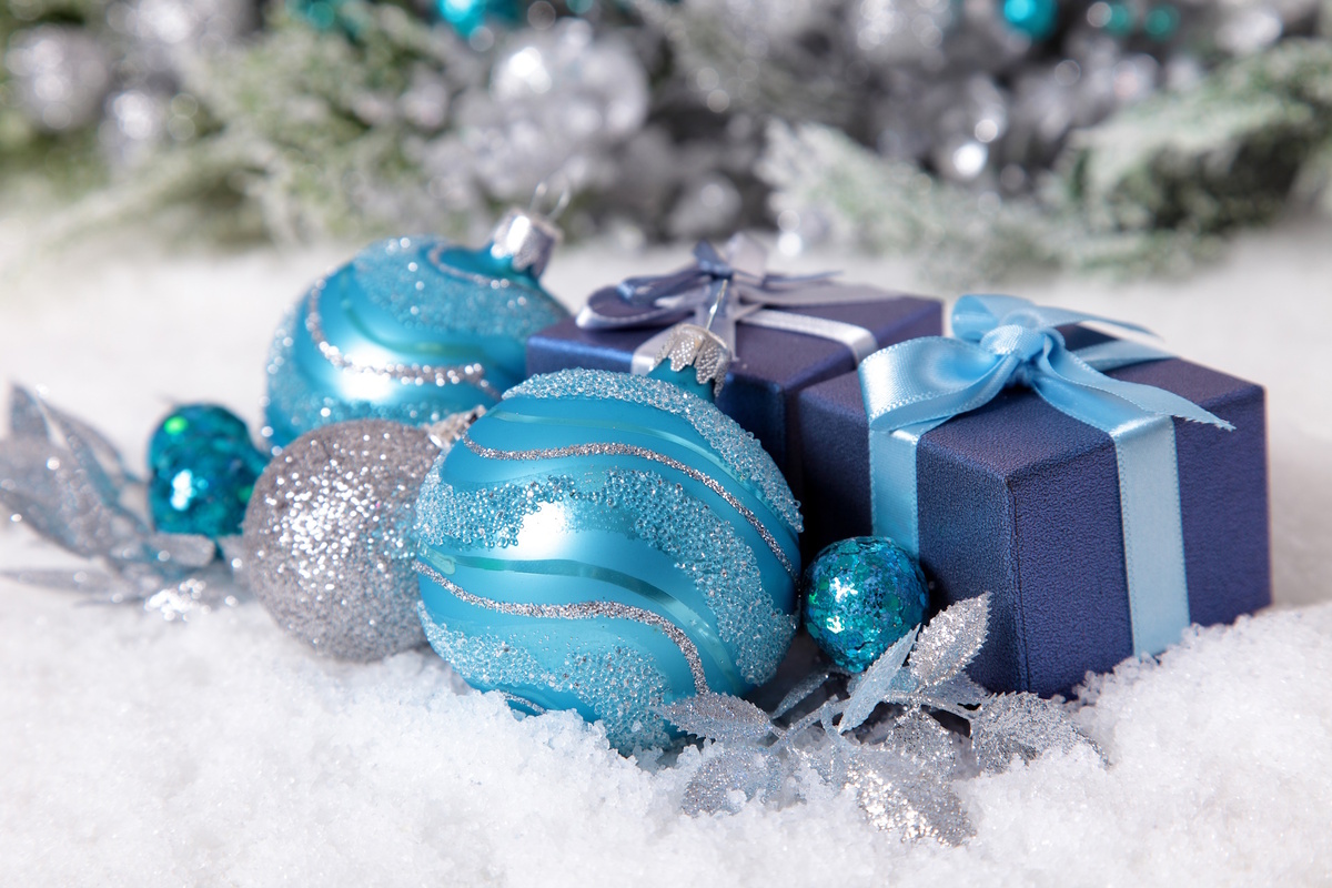 Источник фото: <a href="https://ru.freepik.com/free-photo/blue-christmas-balls-with-gift_968370.htm#fromView=search&page=9&position=41&uuid=16614430-b534-45fd-9829-5cfa1ce3c605&new_detail=true">Изображение от jcstudio на Freepik</a>