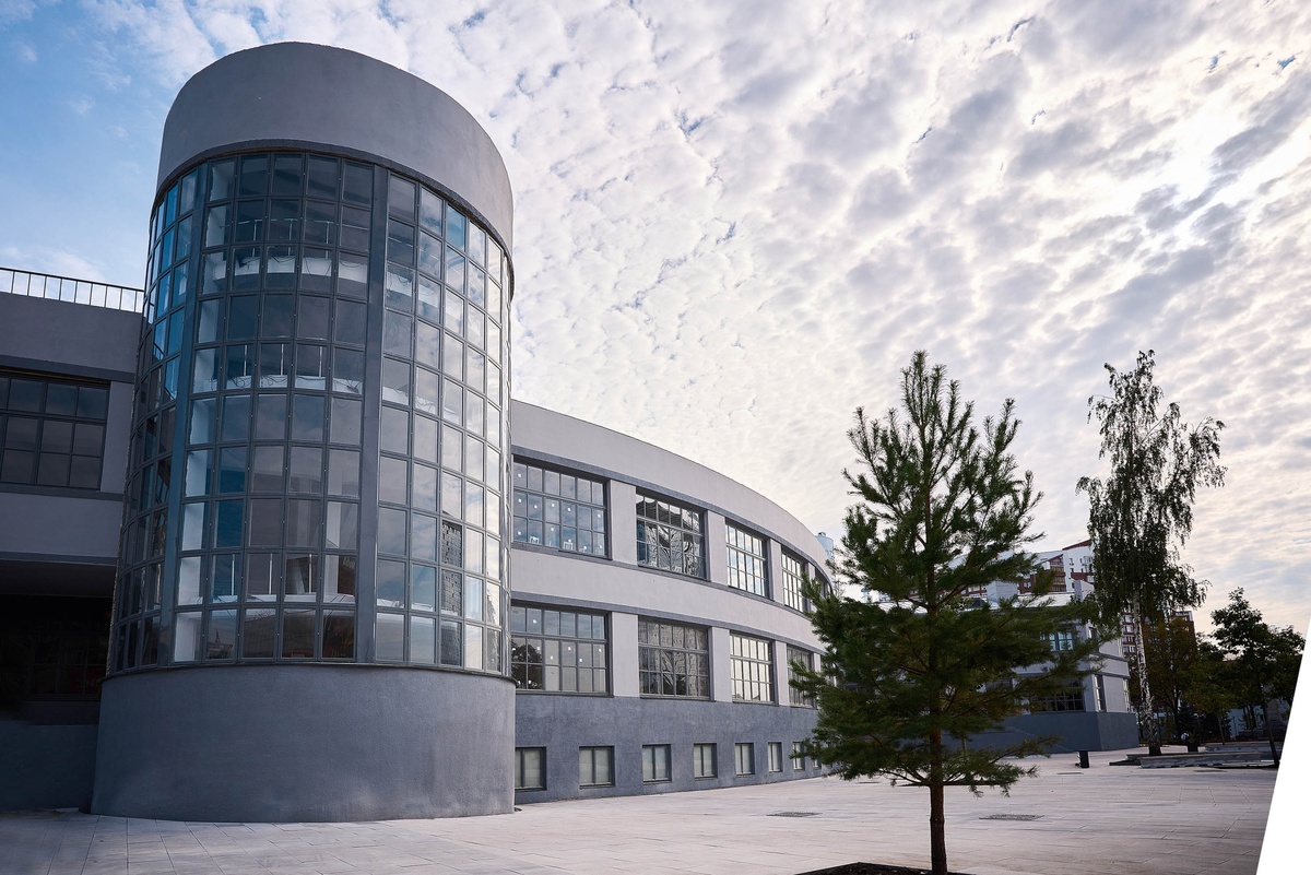 Третьяковка в Самаре. Здание фабрики-кухни после реставрации и Сад баланса. 2021.
Фотографии Е.О. Шарова