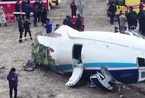    На месте авиакатастрофы в Актау (скриншот видео). Самолет Embraer 190 азербайджанской авиакомпании AZAL летел из Баку в Грозный, но из-за тумана в месте назначения полетел на другой аэродром