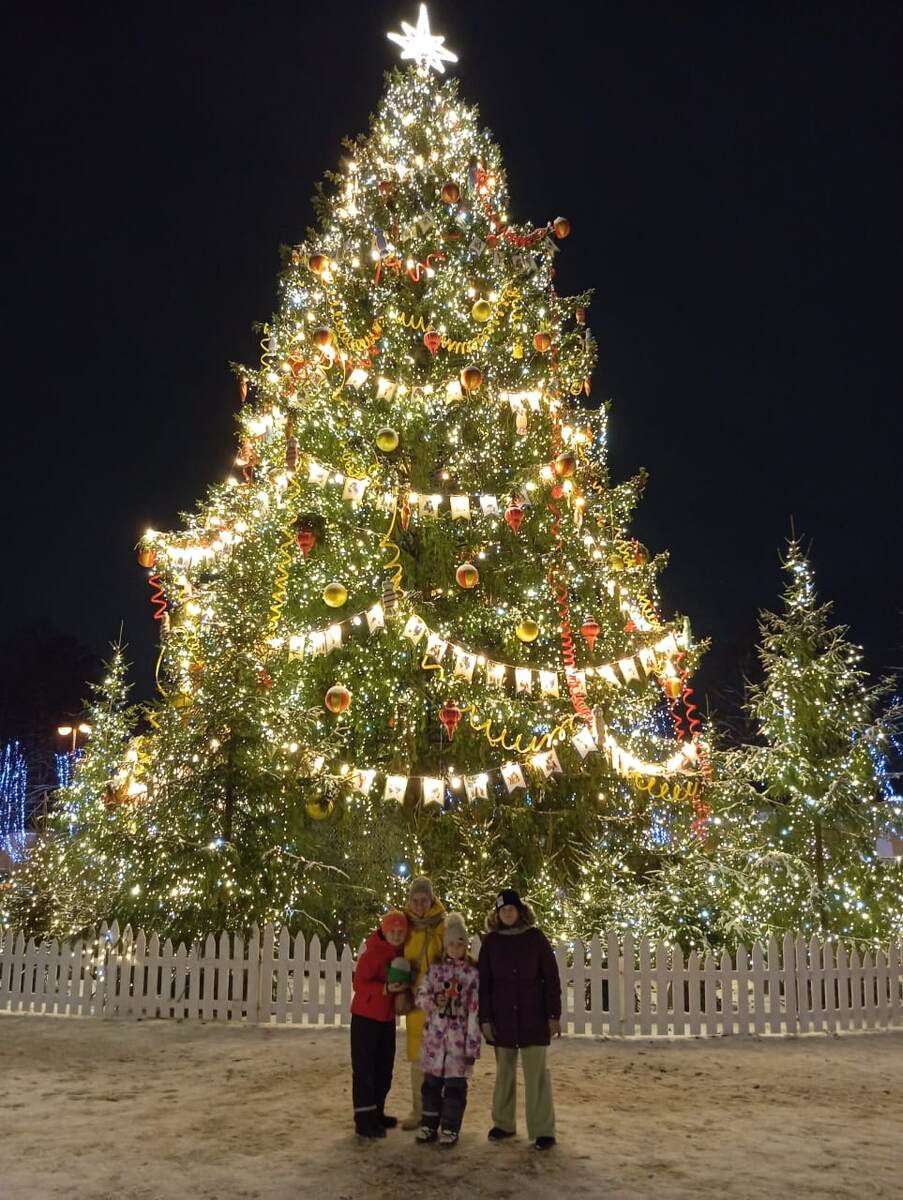 Шикарная ёлка в Кронштадте.