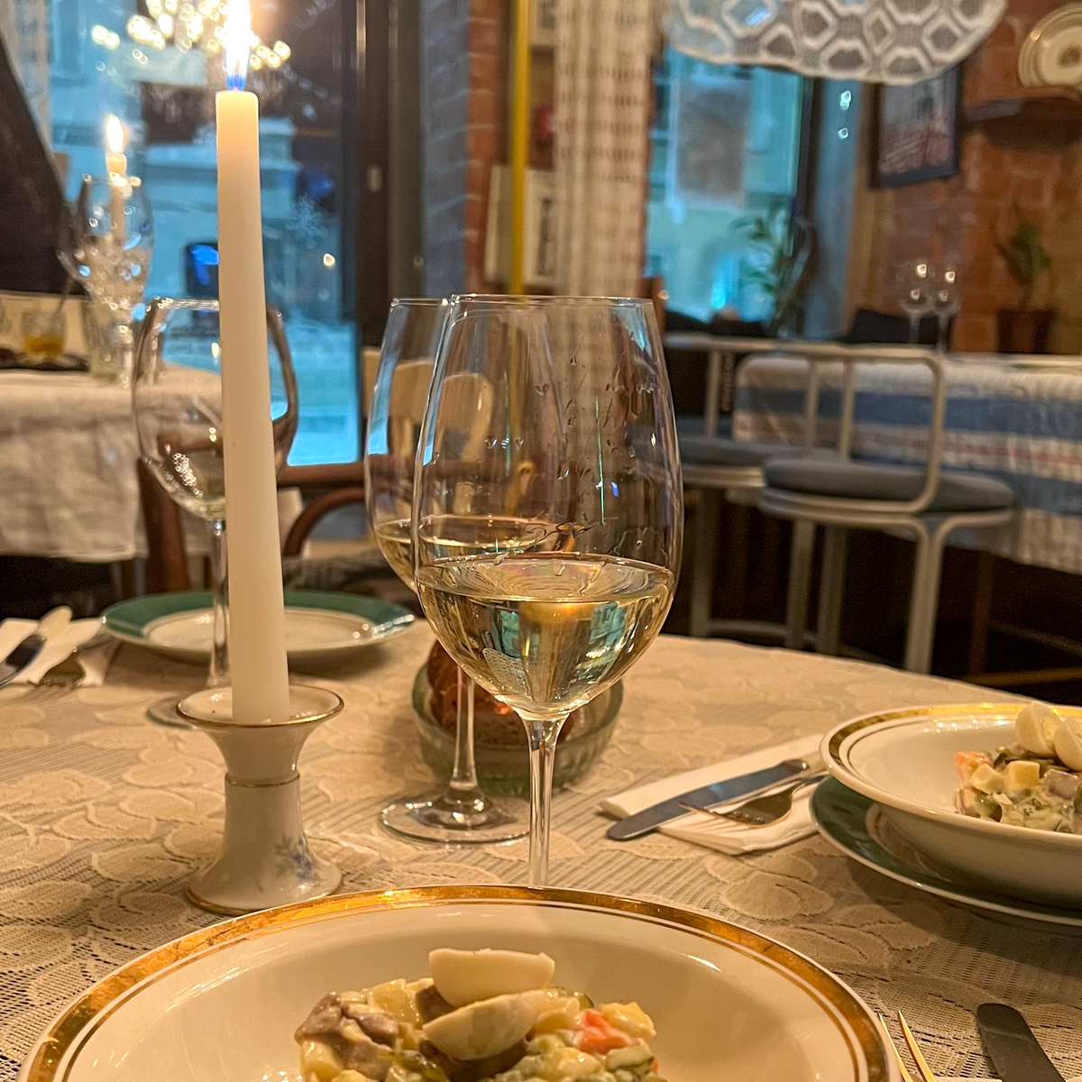 Тут мы с подругой пришли в бар "Правда", у них красивый интерьер под старину