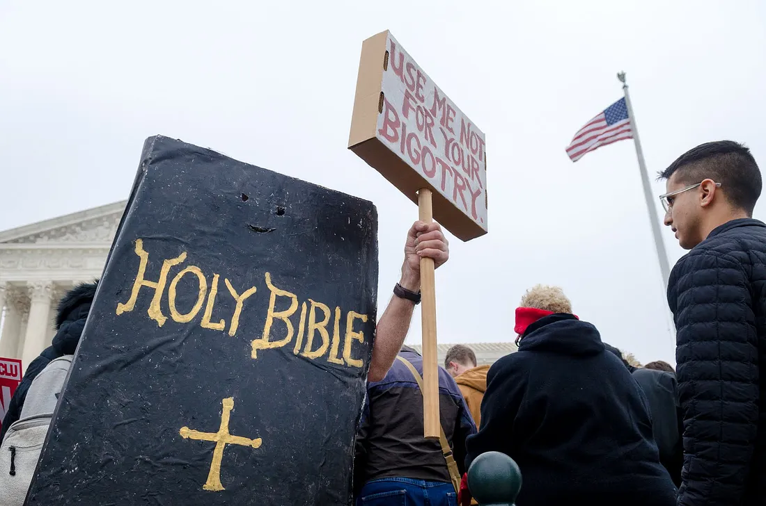Белые евангелики протестуют у здания Верховного суда США во время митинга