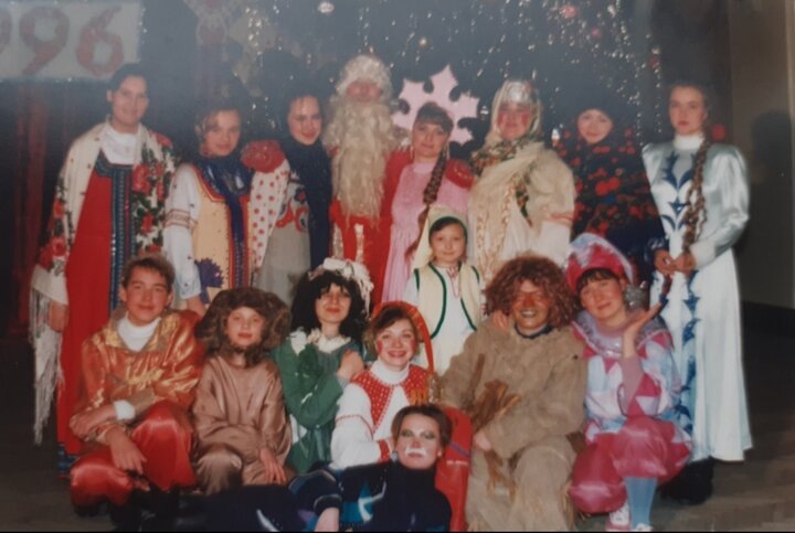 1996 год, мой новогодний спектакль "Морозко". Виталик в роли Деда Мороза, слева от него стою я. Как же давно это было! 😭🤭😄