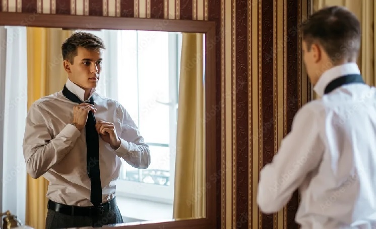 парень собирается на праздник