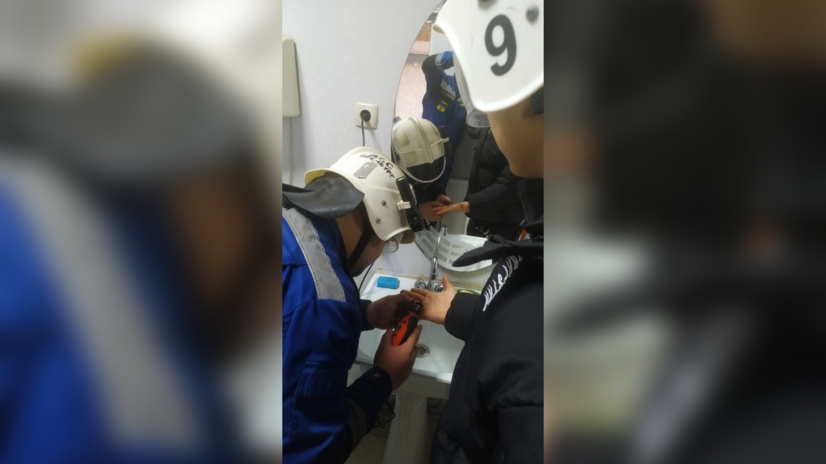    В Оренбурге подросток позвонил спасателям, потому что не смог сам снять кольцо
