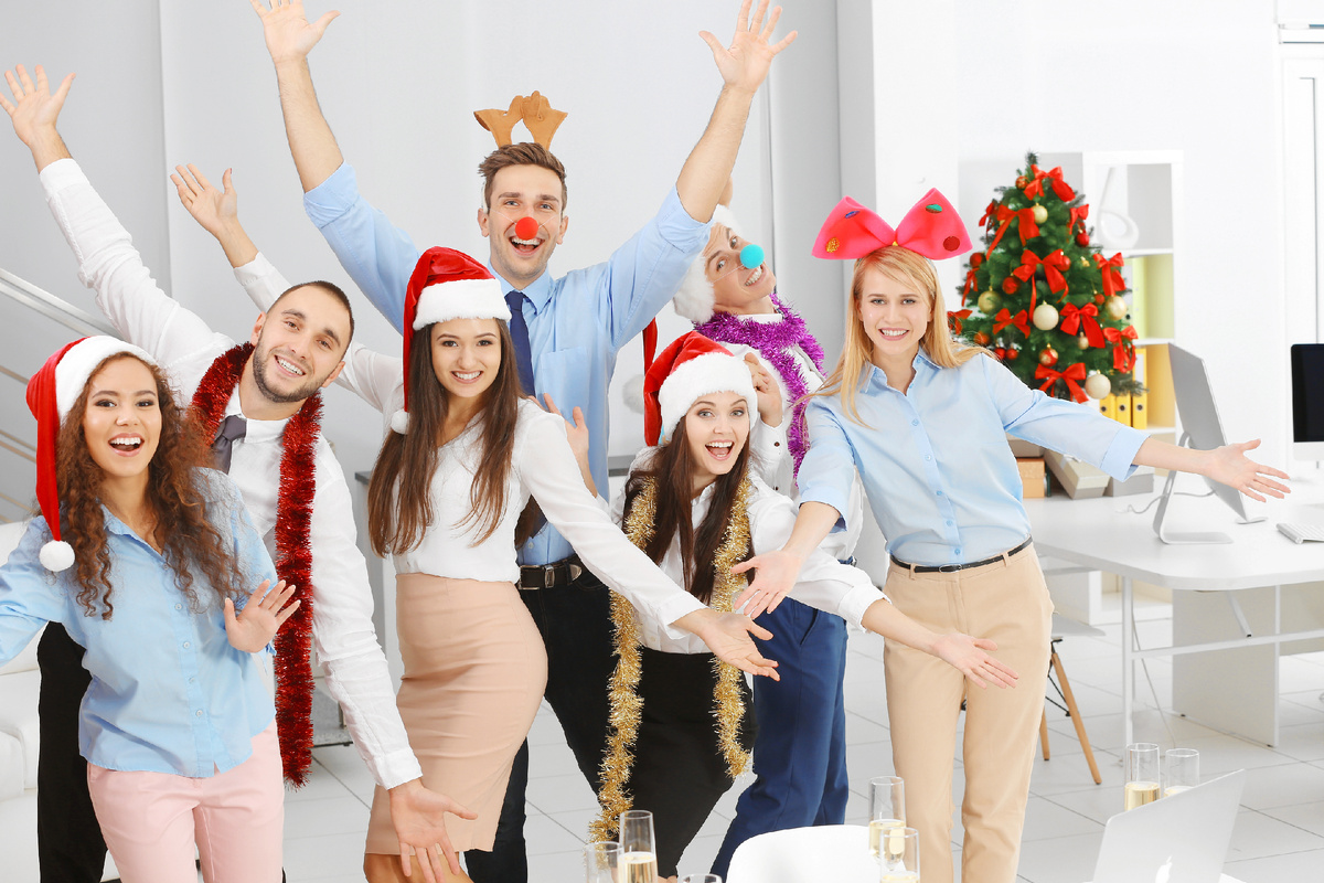 Источник фото https://ru.freepik.com/premium-photo/young-people-celebrating-christmas-corporate-party-office_16068686.htm