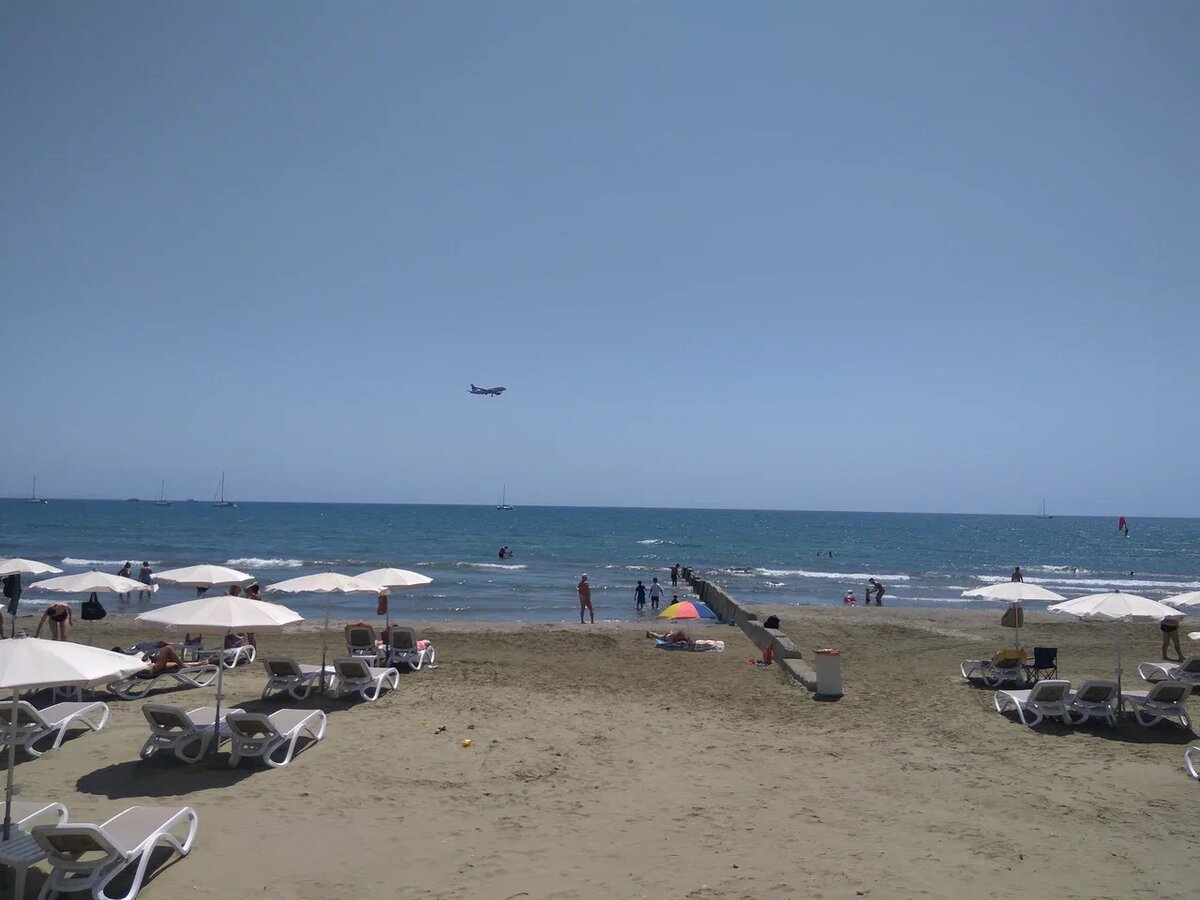 Самолеты на посадку заходят прямо над пляжем