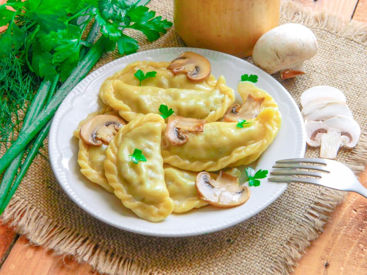 Домашние вареники с картошкой и грибами