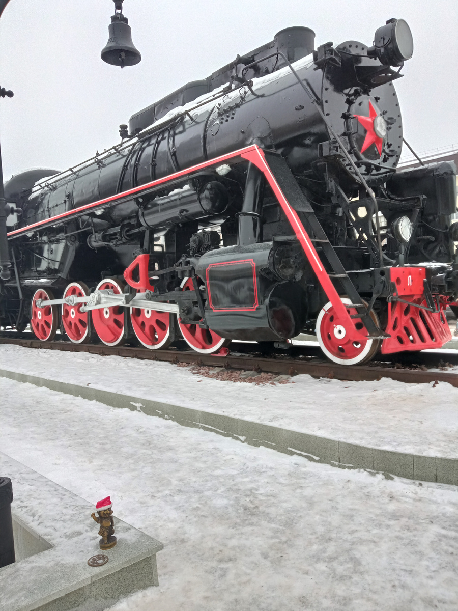 Паровоз серии Л установлен на постамент в 2023 году, гласила табличка