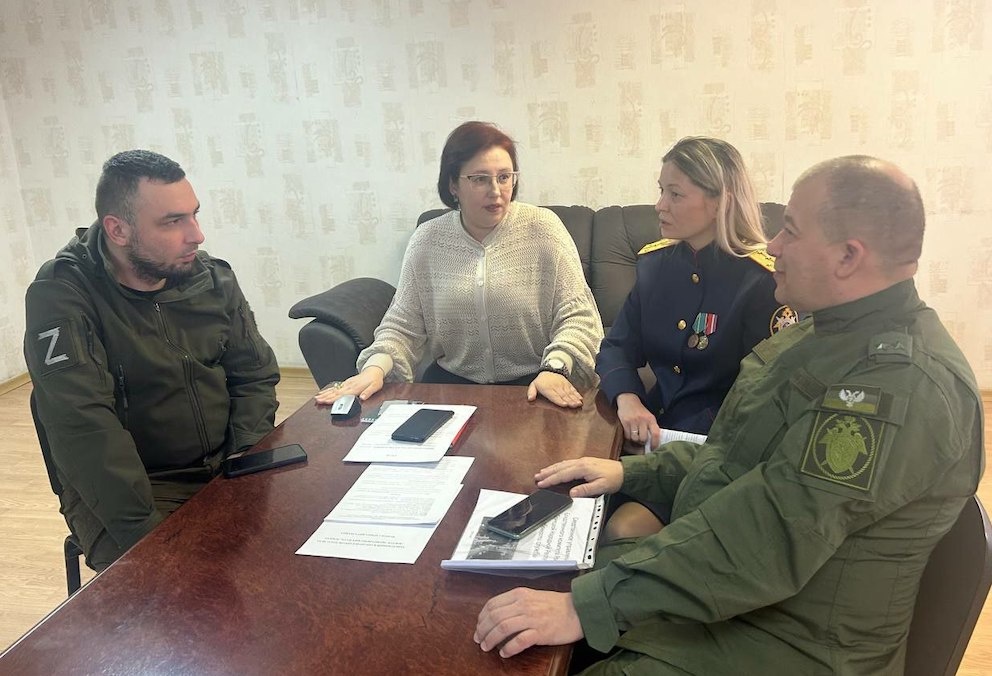 Ирина Попова консультирует представителей следственного комитета и военных корреспондентов Донецкой Народной Республики, март 2024 г. 