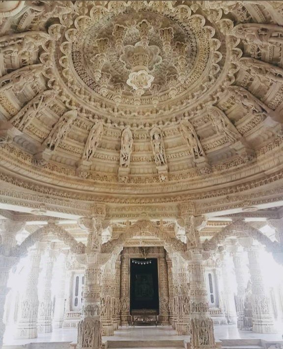 Внутреннее убранство джайнского храма в Дилвара