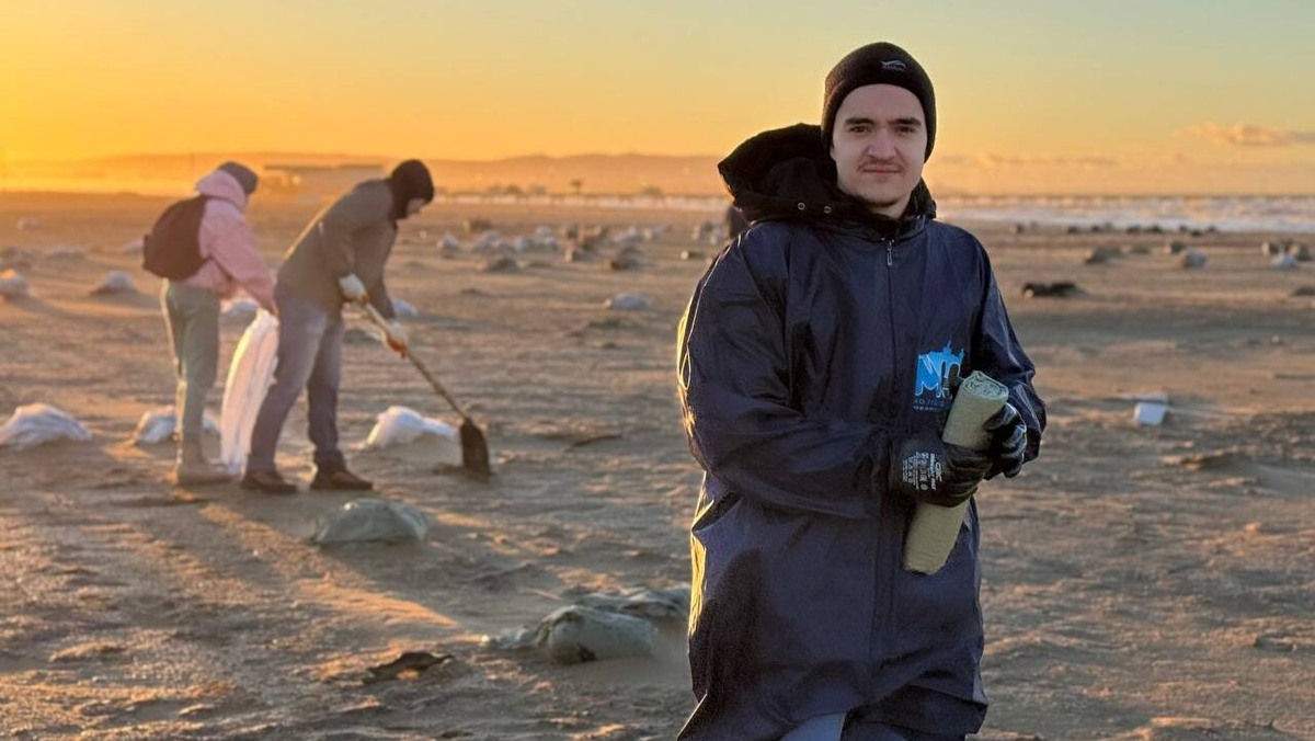    Пляжи очищают добровольцы #МЫВМЕСТЕ. Фото: Артем Метелев