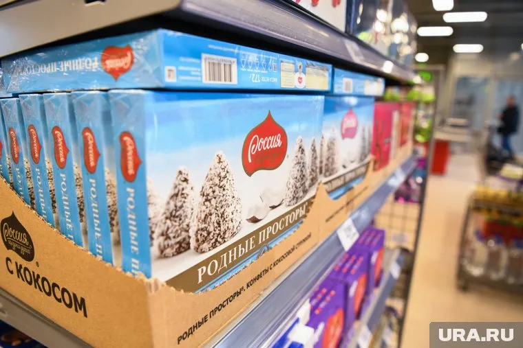 Конфеты продают только в заводской упаковке Фото: Владимир Жабриков © URA.RU