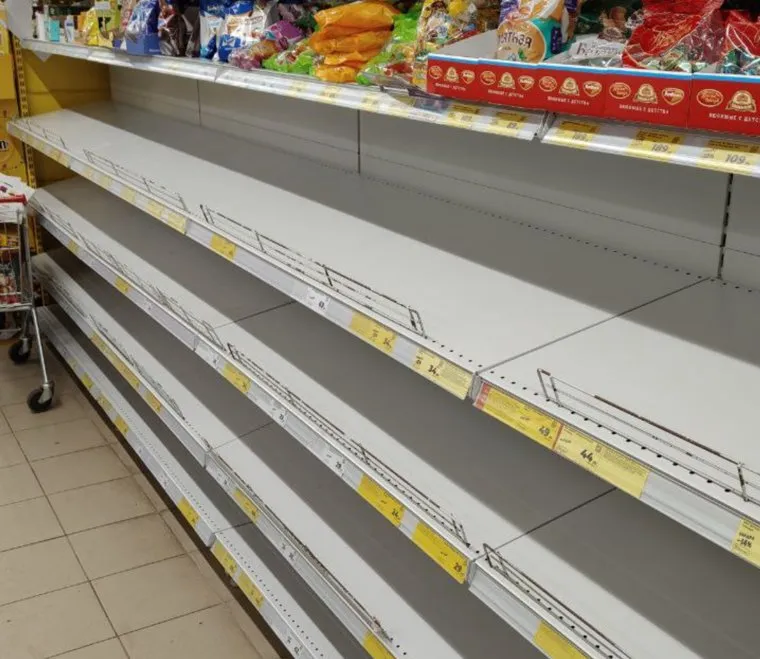 Еще вчера на этих полках стояли конфеты Фото: Виктория Самылова