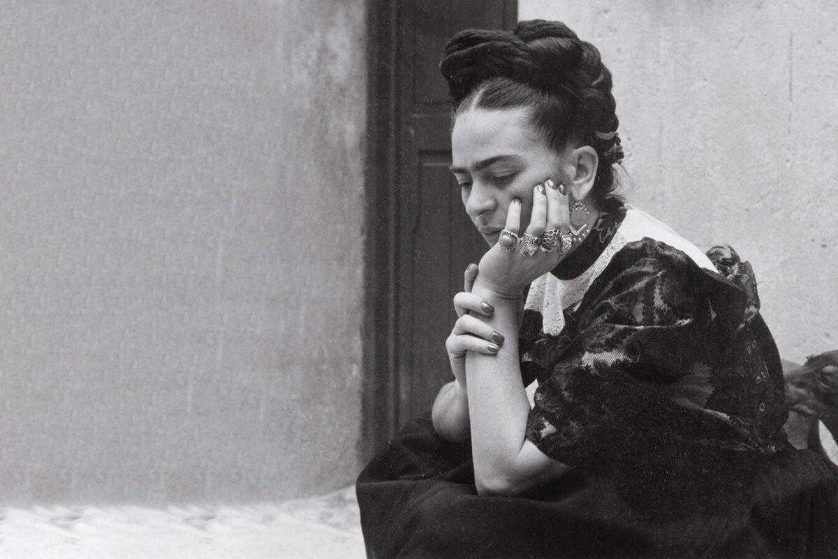 Яркие национальные наряды — визитная карточка Фриды. Даже в первую поездку в Америку в 1930-х (разгар сегрегации), когда на заведениях висели таблички «собакам, неграм и мексиканцам вход запрещен», она не снимала свою длинную юбку. Источник: Лола Альварес Браво / fotografica.mx / CC BY-SA 4.0📷
