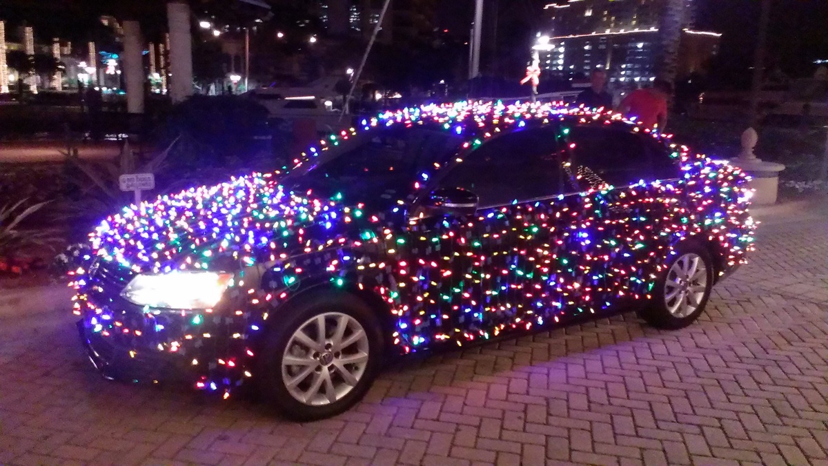 Источник https://bigfoto.name/uploads/posts/2022-03/1647904216_2-bigfoto-name-p-podelki-dlya-mashinu-ukrasit-na-novii-god-8.jpg
