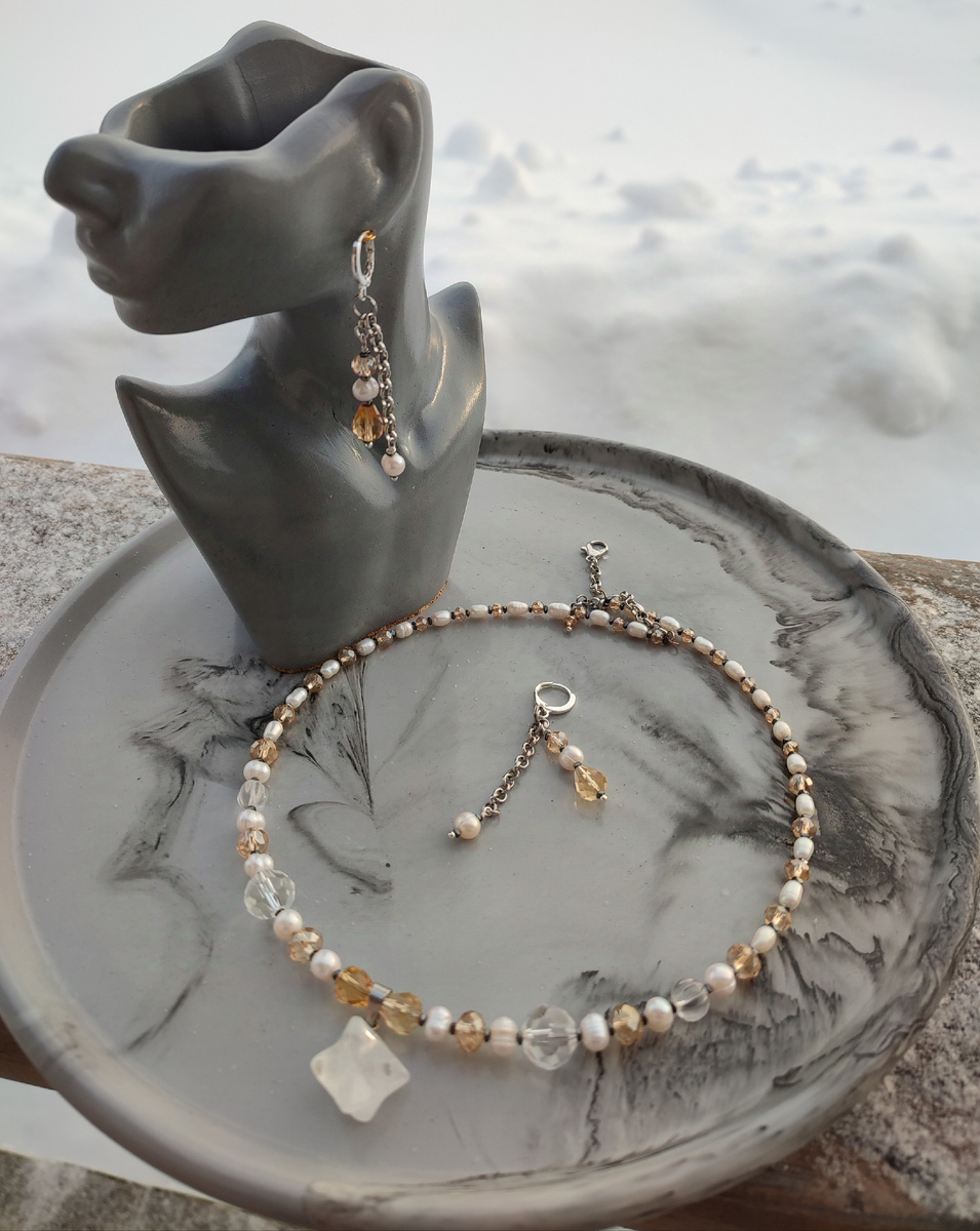 Комплект:  чокер с хрустальной Мер-Ка-Бой и серьги .Фото автора. 