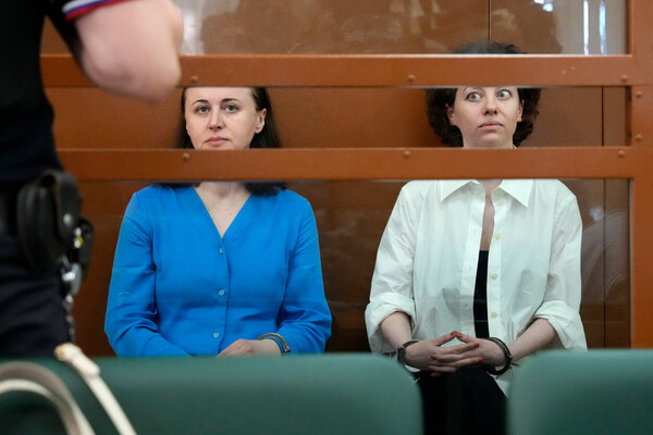 Драматург Светлана Петрийчук и режиссер Евгения Беркович (слева направо) во время оглашения приговора во Втором западном окружном военном суде, Москва, 8 июля 2024 года    
 
 Суд приговорил девушек к шести годам лишения свободы по делу об оправдании терроризма / Alexander Zemlianichenko/AP   📷