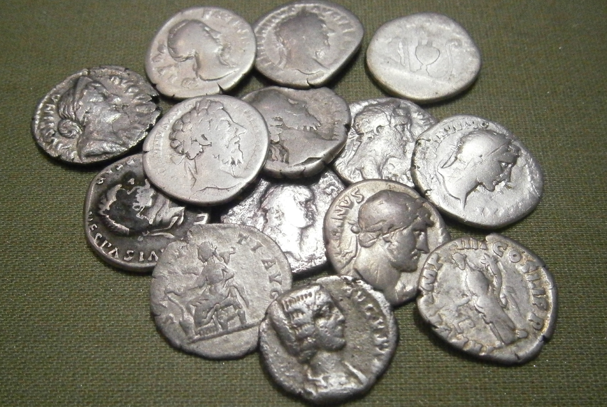 Римские серебряные денарии I-II век н.э. Фото из открытых источников.