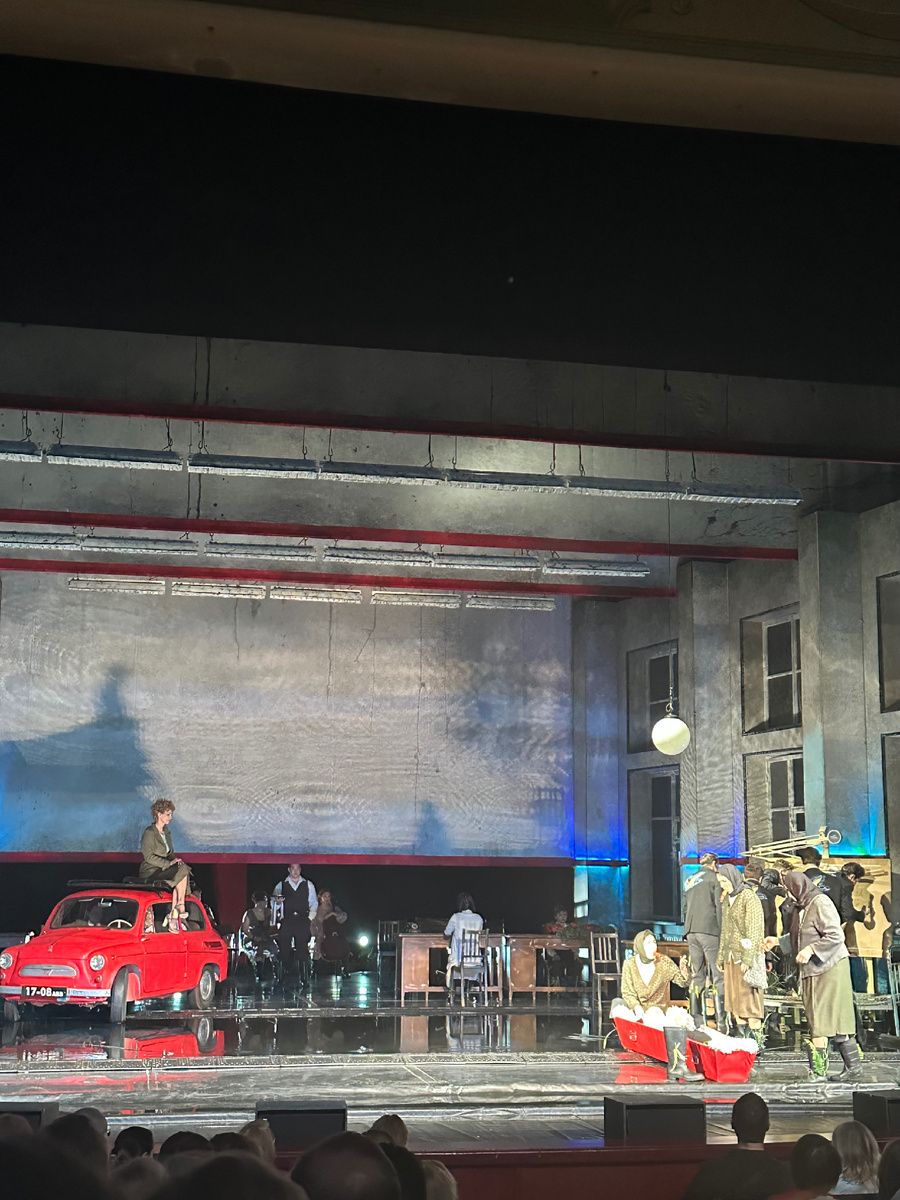 Сцена из спектакля «Утиная охота» в театре Et Cetera. Фото автора.