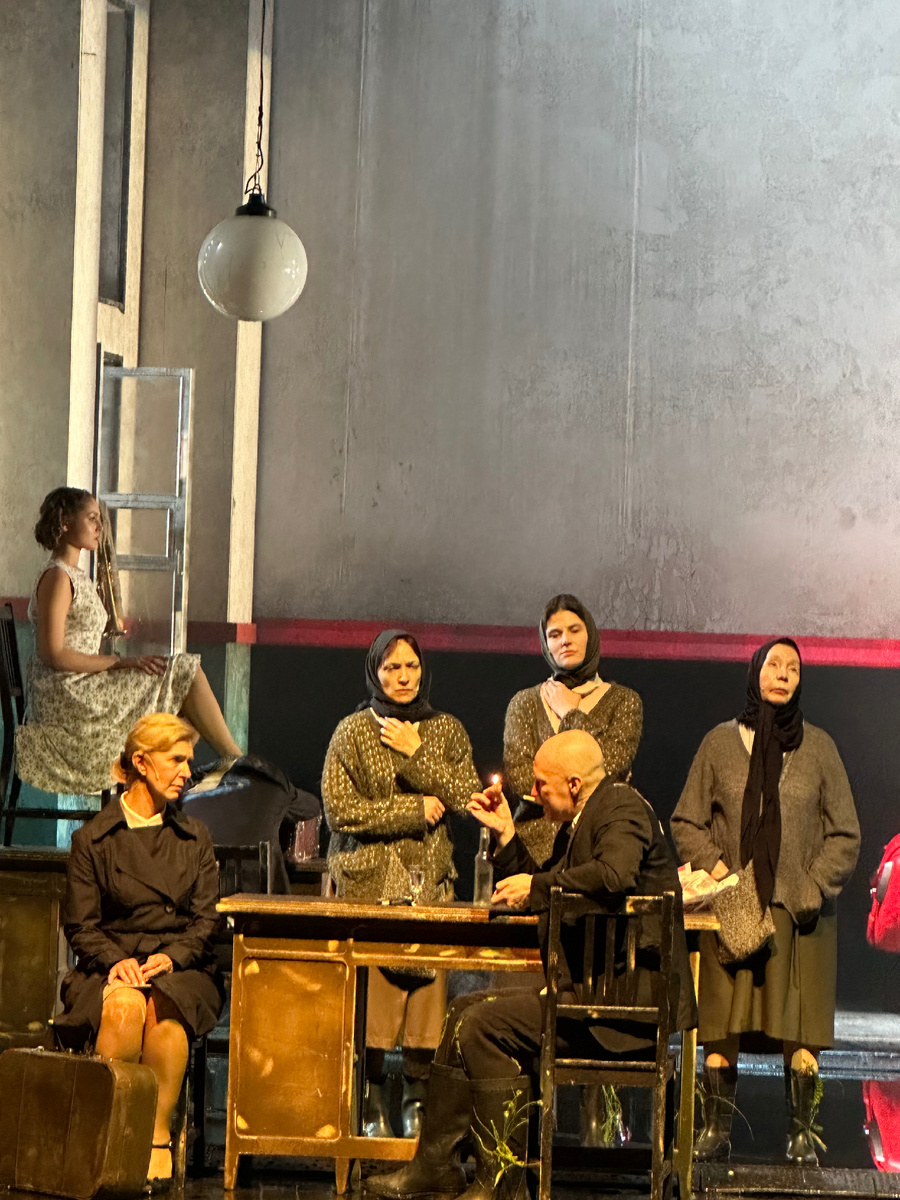 Сцена из спектакля «Утиная охота» в театре Et Cetera. Фото автора.