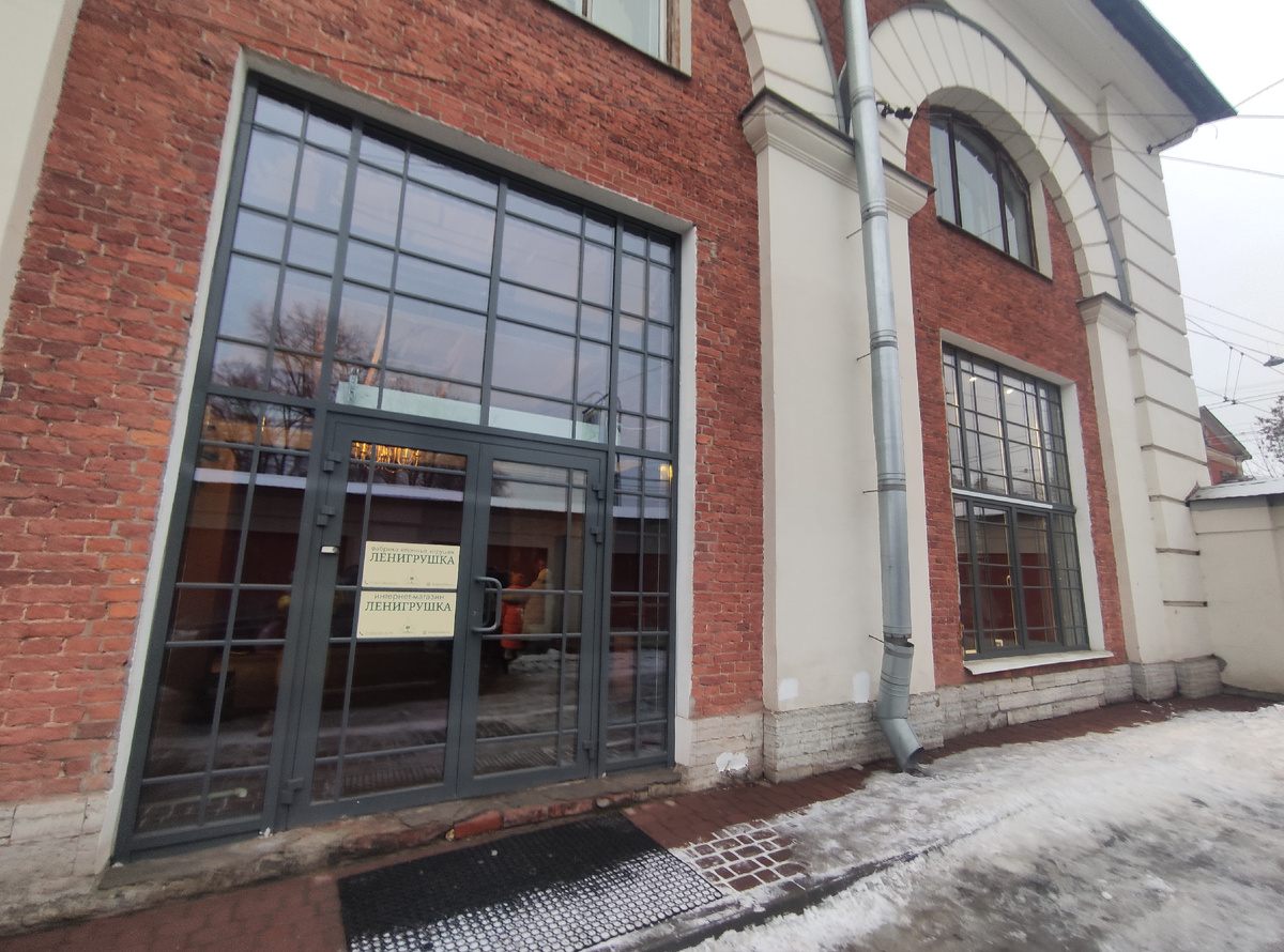 Вход на фабрику.