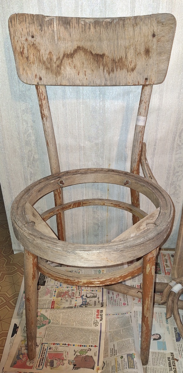 Спинка подлежит замене, вся разошлась. Круги под стулом разошлись местами на слои, так как сделаны из фанеры... И одной дужки слева на фото не хватает..., а вторая вся расслоилась. Сиденья нет. 
