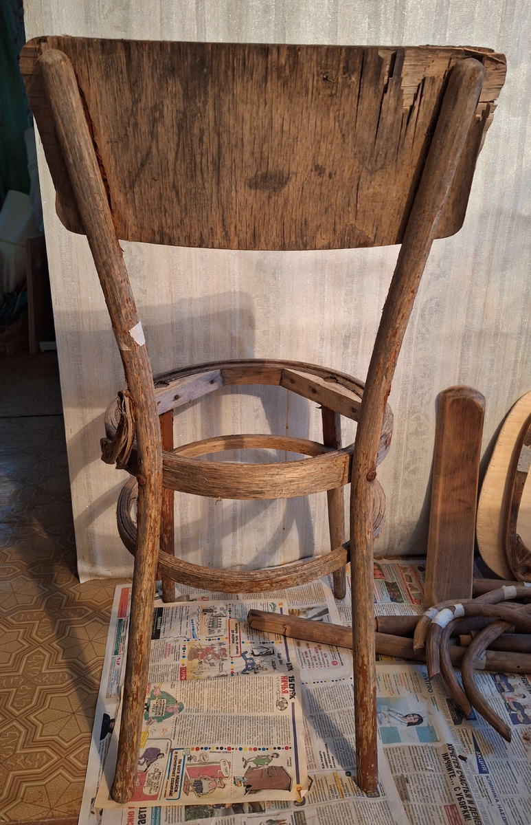 На виде сзади, спинка, видно, что никчемная 