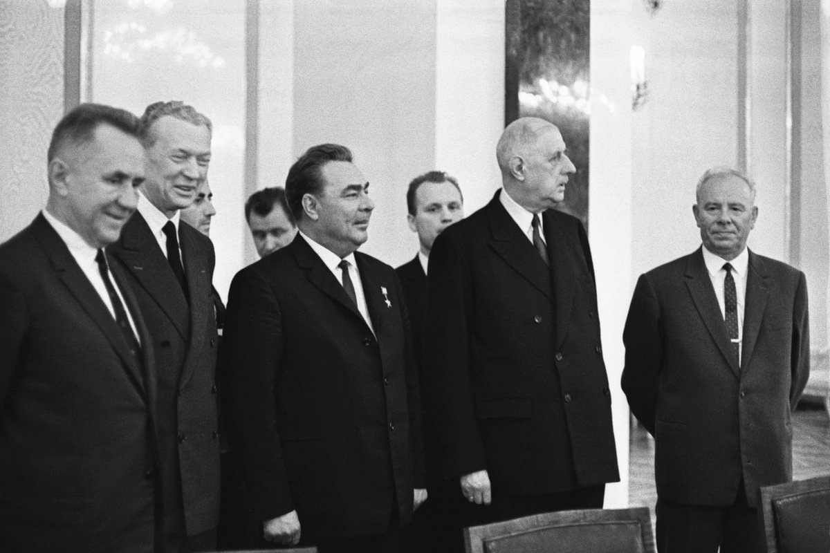 Председатель Совета министров СССР Алексей Николаевич Косыгин, министр иностранных дел Франции Морис Кув де Мюрвиль, Генеральный секретарь ЦК КПСС Леонид Ильич Брежнев, президент Франции генерал Шарль де Голль и председатель Президиума Верховного Совета Николай Викторович Подгорный (слева направо) перед началом советско-французских переговоров в Кремле. СССР. Москва. 21 июня 1966 годаФото: Валентин Соболев / ТАСС