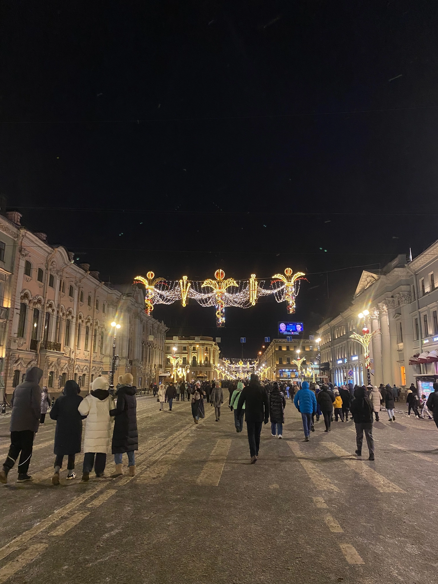 Встреча нового года 2025 в спб. Питер новый год 2021. Новогодний общественный транспорт спб. Встреча нового года 2025 в спб. Елка в гостином дворе.