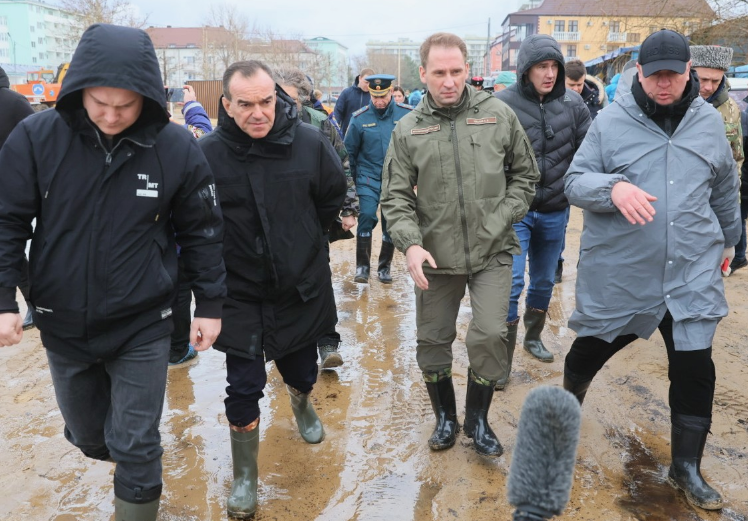 Отцы-командиры выходят на пляж Анапы. С микрофоном впереди.