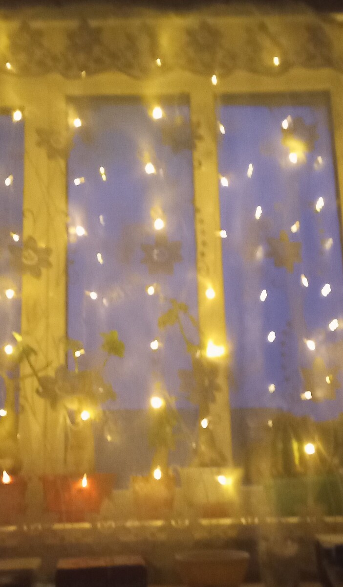 На кухне около обеденного стола, утром пить кофе так романтично.