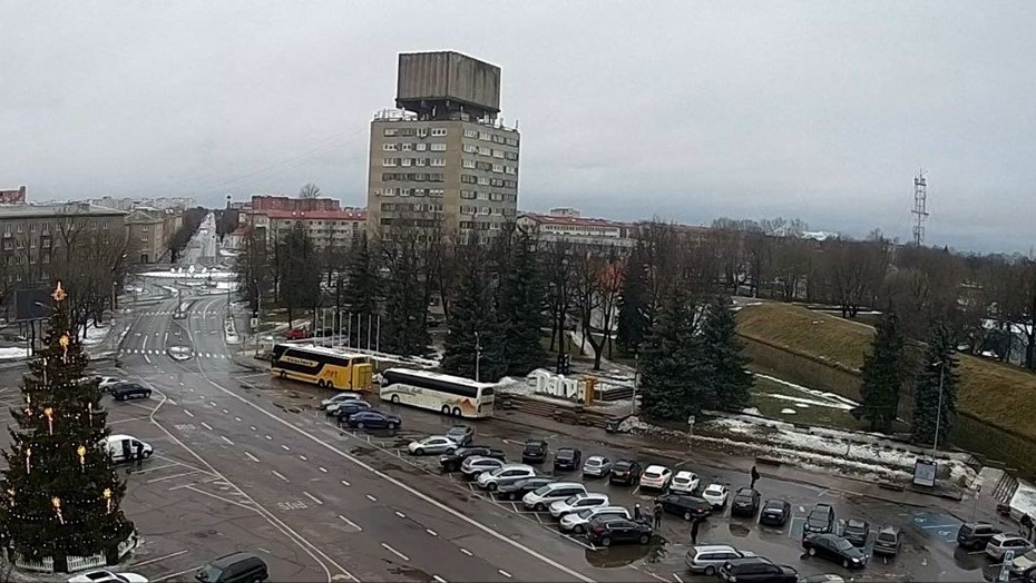    Привычной очереди на Петровской площади 25 декабря 2024 года нет. Нарва, Эстония. Автор фото: скриншот вебкамеры balticlivecam.com