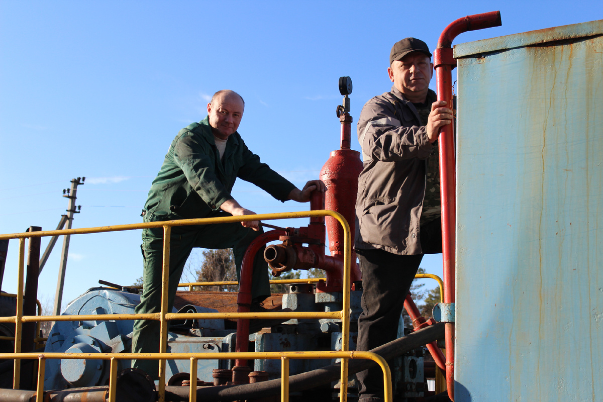  Александр Прусаков и Василий Лукьянов ремонтируют цементировочный агрегат.