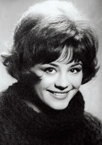 Татьяна напоминает мне какую-то из европейских актрис, но кого именно, не пойму