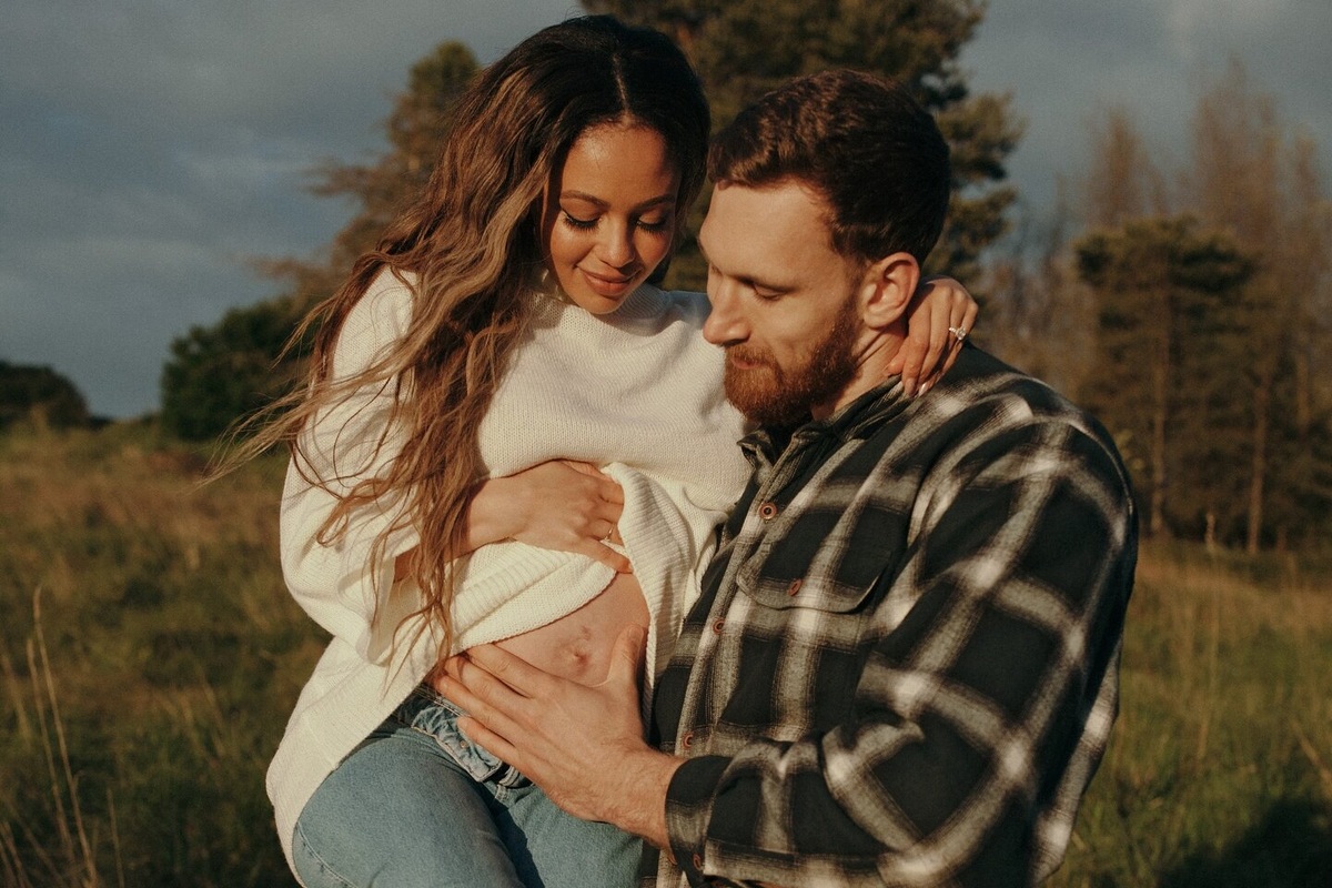     Звезда сериала «Ривердейл» Ванесса Морган объявила о помолвке с баскетболистом и показала роскошное кольцо