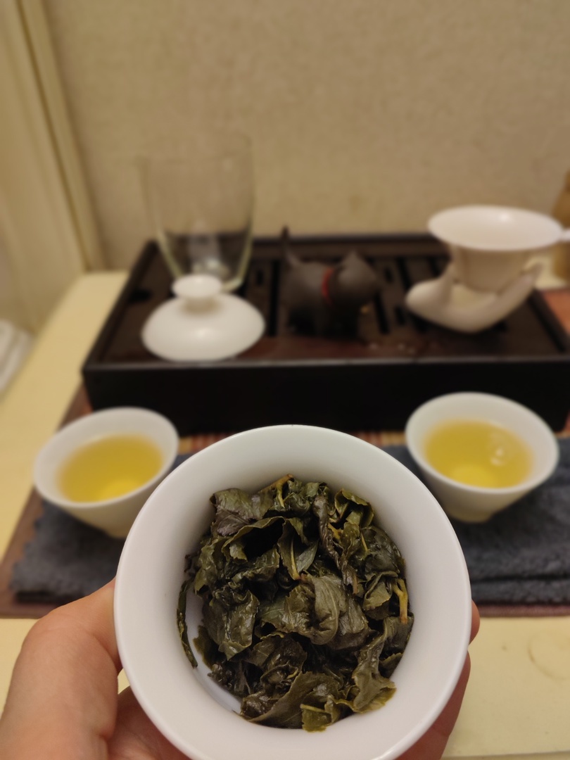 Улуны достаточно широко раскрываются во время заварки.