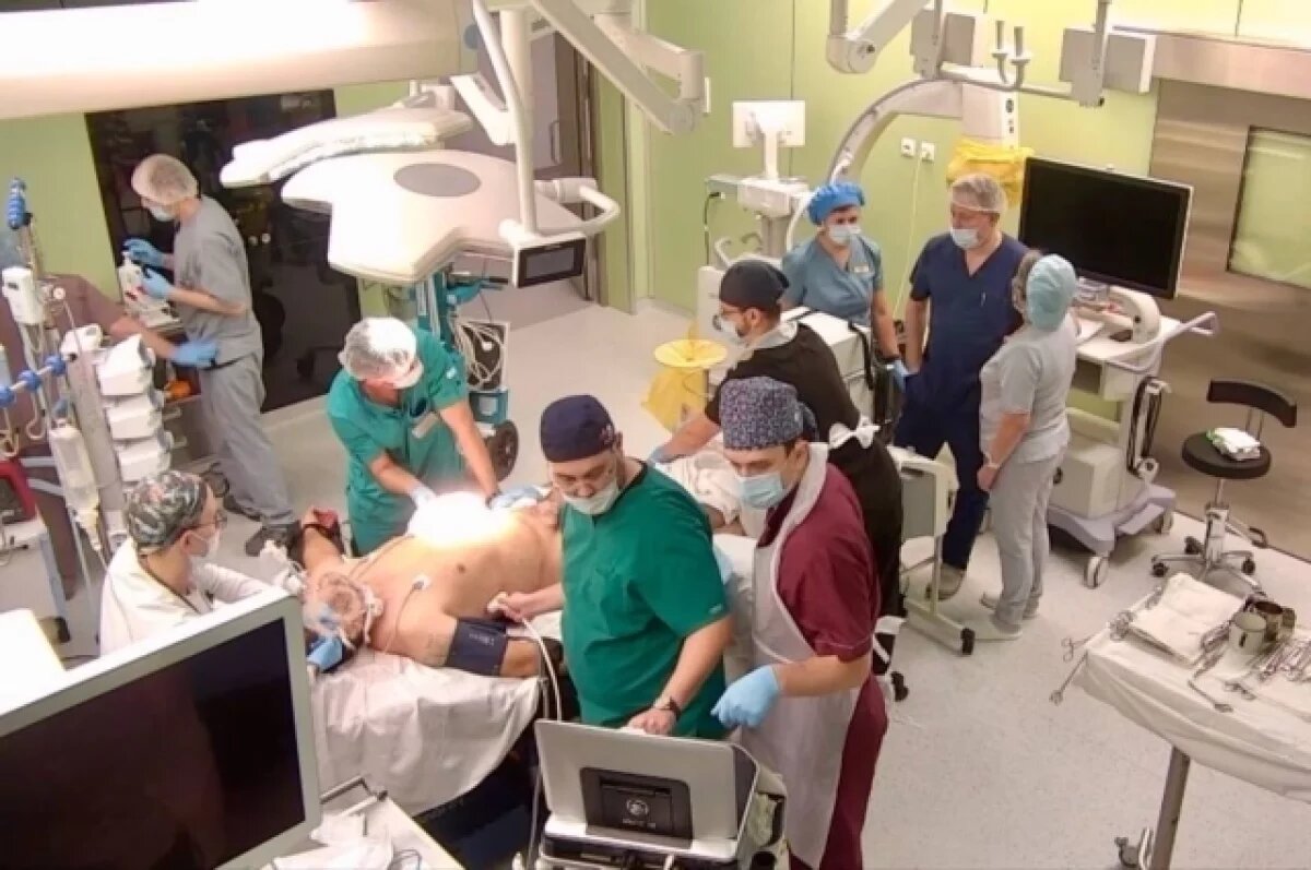    В Петербурге спасли мужчину, которого сбил трамвай