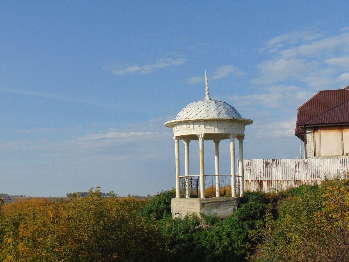 Беседка на берегу.