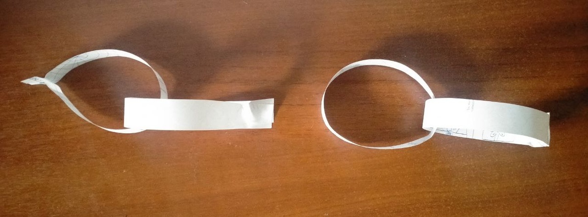 Слева, как я неправильно поняла и начала скреплять свою цепочку из цветной бумаги. Справа, как нужно было сделать. Фотография автора