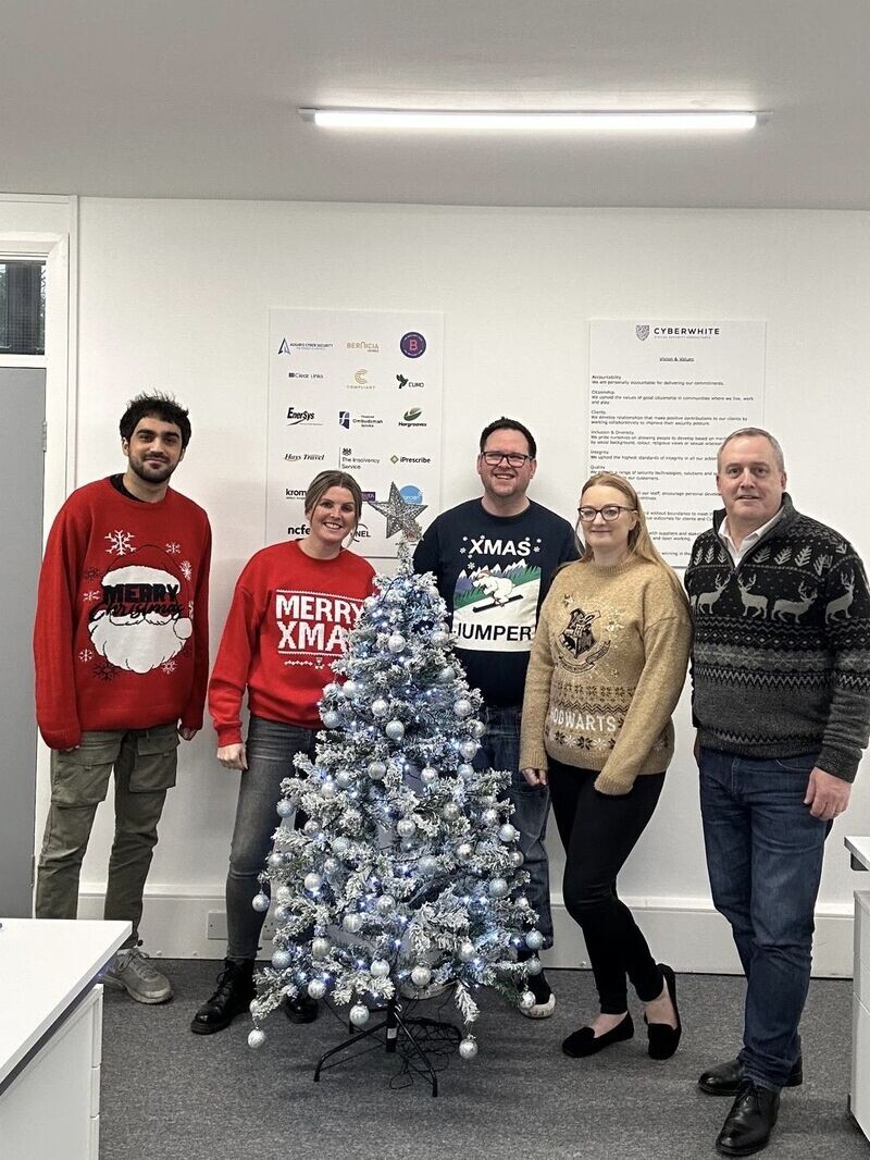 День Рождественских свитеров в офисе. Фотография из открытого источника. 