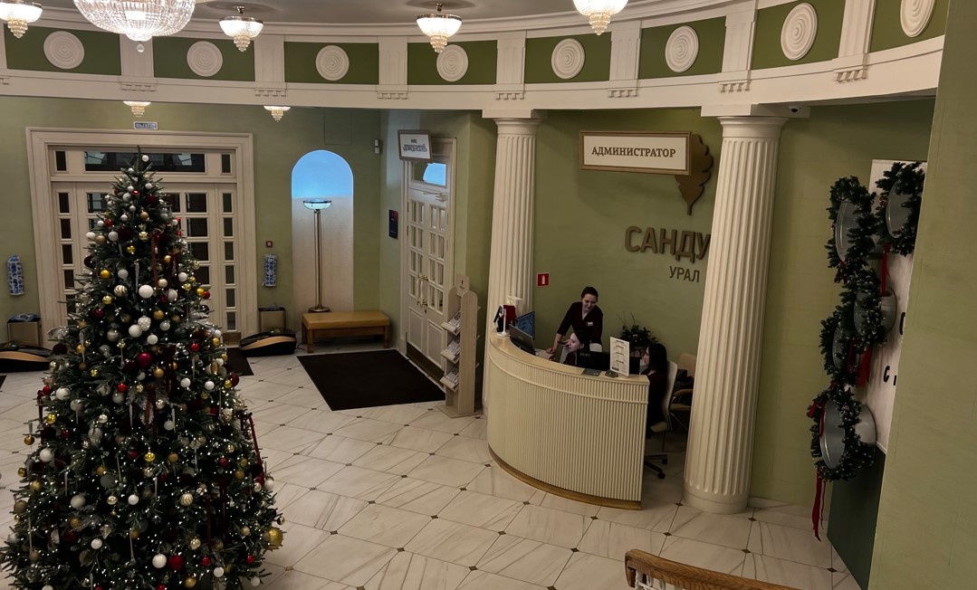 Просторный хол, с гардеробом, рецепшен и магазином с банными принадлежностями