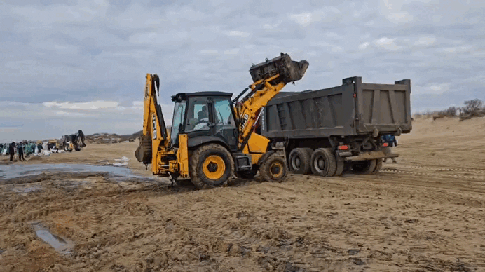    Работы по уборке побережья Чёрного моря от мазута. Видео "Русской дружины"